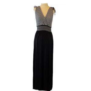 Gilli Black and White V-Neck Maxi Dress
